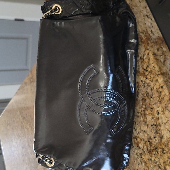 Chanel black patent rock & chain. Authentic. In excellent condition. - Picture 2 of 11